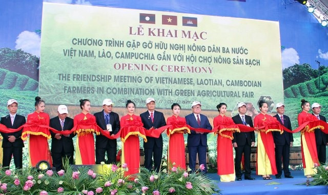 Vietnamese, Lao, Cambodian farmers cultivate ties in clean agriculture ảnh 1