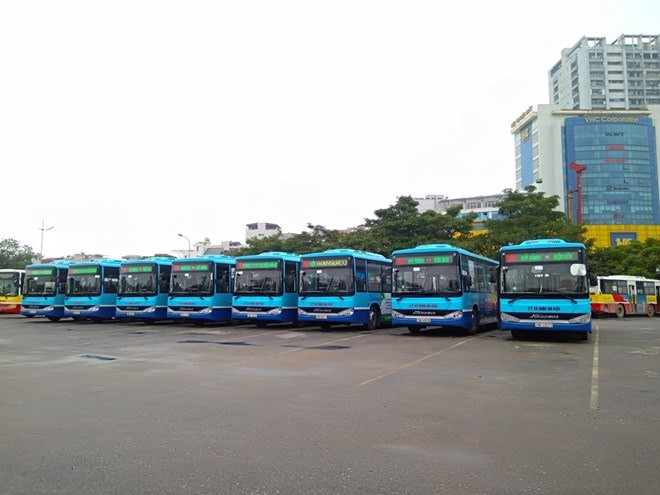 New bus route transports passengers from airport to Hanoi’s centre ảnh 1