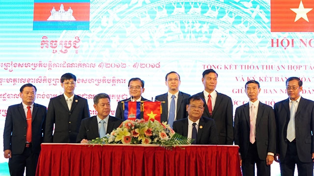 Vietnamese, Cambodian provinces sign cooperation pact ảnh 1