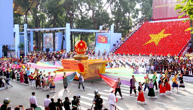 Massive parade to mark National Day ảnh 1