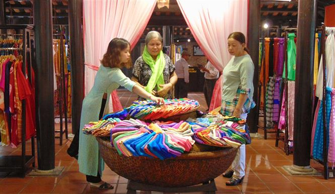 Vietnam, Japan honour traditional silk, brocade weaving ảnh 1