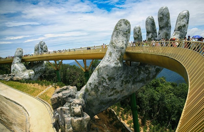 Da Nang city’s Golden Bridge goes viral ảnh 1