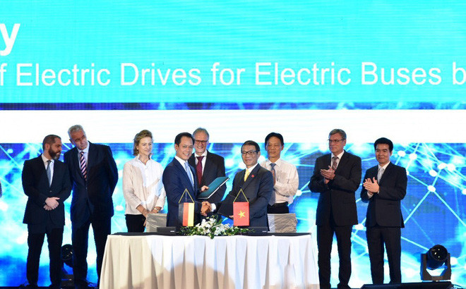 Vinfast, Siemens sign deals for electric bus manufacturing ảnh 1