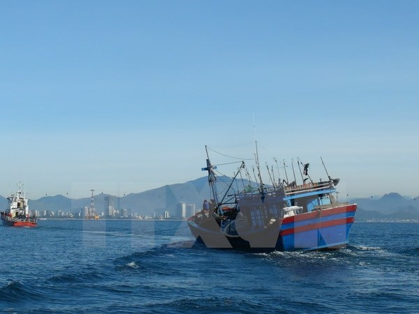 Injured Chinese sailor brought to mainland for treatment ảnh 1