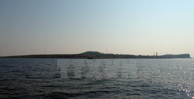 Flagpole inaugurated on island off Quang Tri province ảnh 1