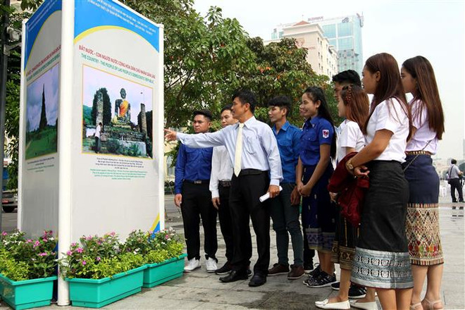 Photo exhibition highlights Vietnam-Laos traditional relations ảnh 1