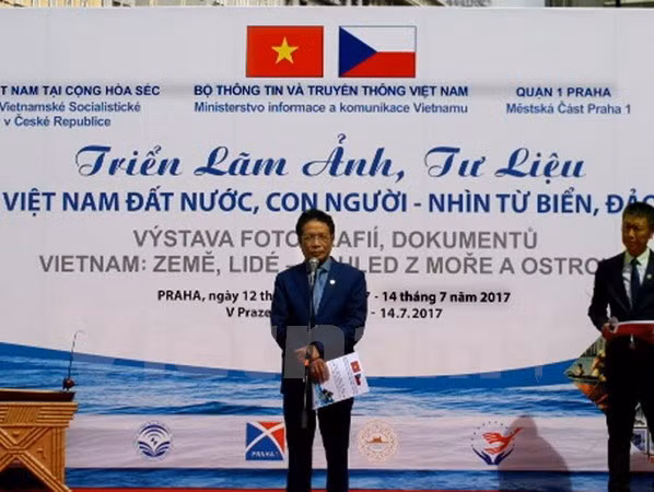 Prague exhibition introduces Vietnam’s sea, islands’ beauty ảnh 1