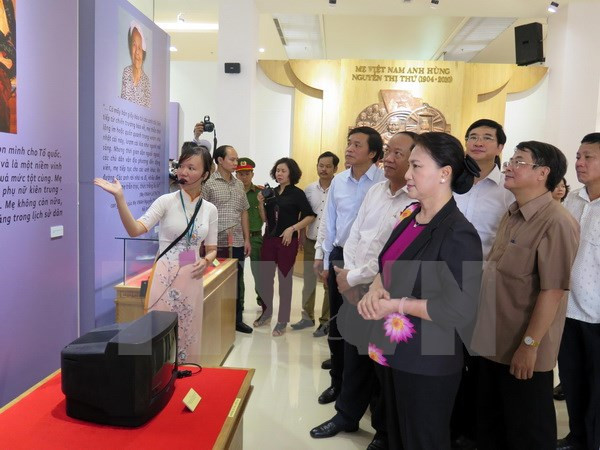 NA leader presents gifts to Heroic Mothers in Quang Nam ảnh 1