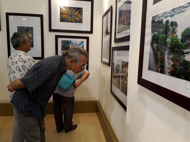 Photo exhibition highlights Hanoi’s past, present architecture ảnh 1
