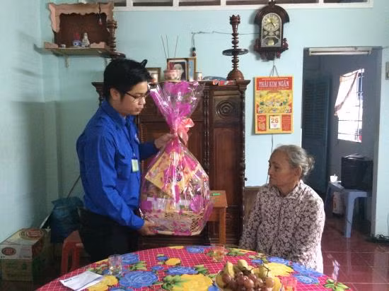 Quang Nam provides allowances, gifts for residents to enjoy Tet ảnh 1