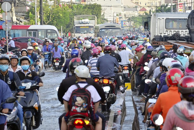 HCM City tries to unclog streets in run-up to Tet ảnh 1