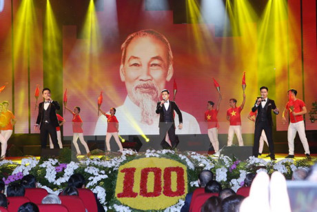 Art programme marks 100th anniversary of October Revolution ảnh 1 Art programme marks 100th anniversary of October Revolution ảnh 1