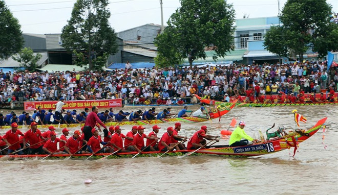 Boat race opens within Ok Om Bok Festival ảnh 1