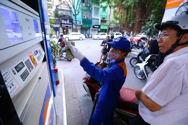 Petrol price up 271 VND per litre ảnh 1