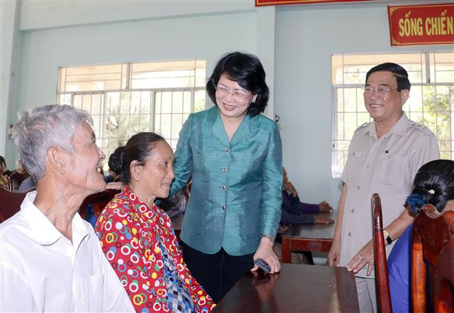 Vice President visits poor families in Vinh Long province ảnh 1
