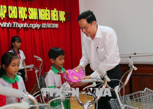 VFF President presents scholarships to poor students in Can Tho ảnh 1