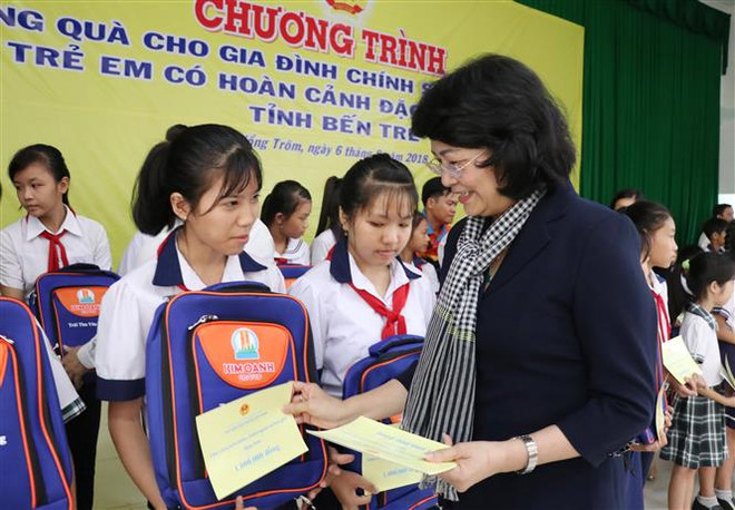 Vice President presents gifts to disadvantaged families, children ảnh 1 Vice President presents gifts to disadvantaged families, children ảnh 1