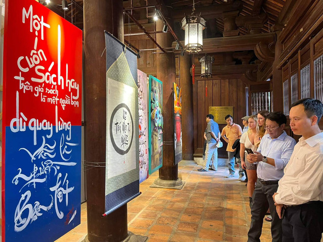 Hanoi exhibition features dialogue between calligraphy, graffiti ảnh 2 Hanoi exhibition features dialogue between calligraphy, graffiti ảnh 2