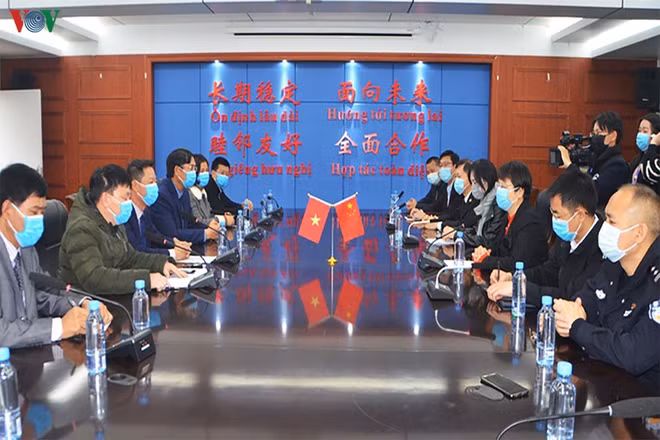 Mong Cai city helps Chinese neighbour with medical equipment ảnh 1