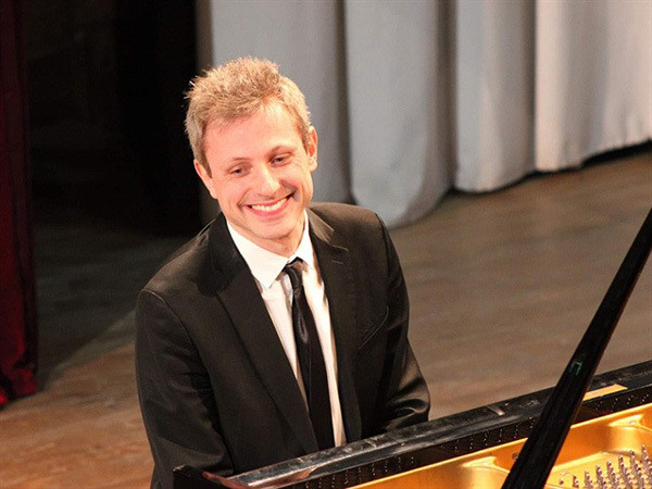 French pianist to perform works for the left hand ảnh 1