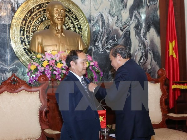 Lao, Cambodian court officials awarded with Vietnam’s insignia ảnh 1