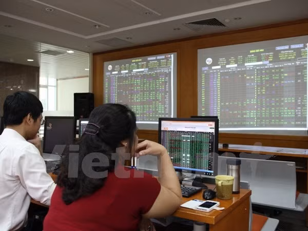 Vietnamese shares mixed ahead of Fed ảnh 1
