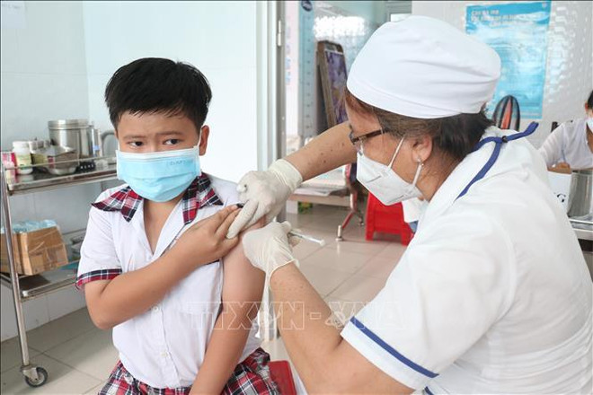 Vietnam logs 2,367 COVID-19 cases on August 11 ảnh 1
