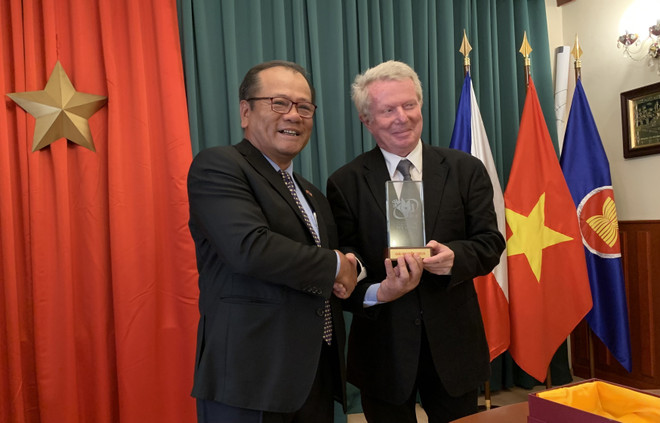 Czech writer wins Vietnamese national information service award ảnh 1 Czech writer wins Vietnamese national information service award ảnh 1