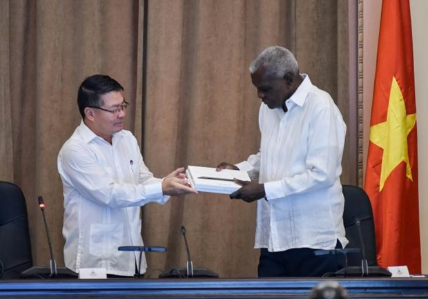 Cuban National Assembly receives gifts from Vietnamese counterpart ảnh 1