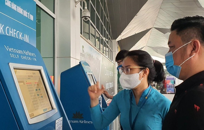 Vietnam Airlines launches online check-in at Phu Bai airport ảnh 1