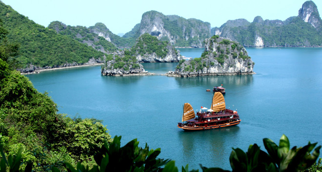 Dining service terminated in Ha Long Bay’s caves ảnh 1 Dining service terminated in Ha Long Bay’s caves ảnh 1
