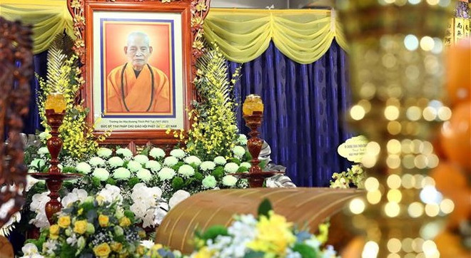 President Nguyen Xuan Phuc pays tribute to Vietnam Buddhist Sangha leader Thich Pho Tue ảnh 1
