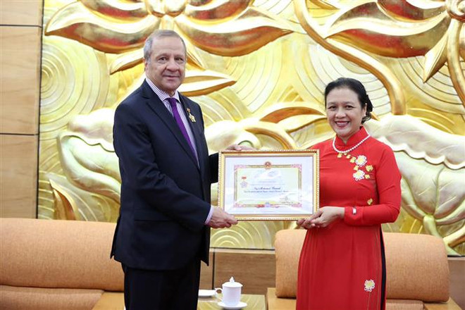 Algerian Ambassador honoured with friendship insignia ảnh 1 Algerian Ambassador honoured with friendship insignia ảnh 1