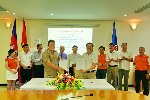 Scholarships offered to Vietnamese-Cambodian students ảnh 1