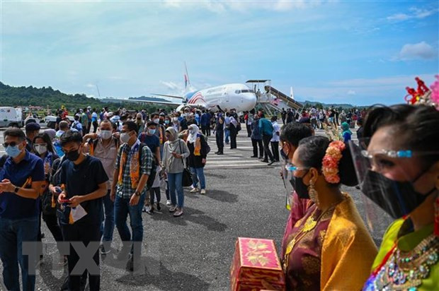Malaysia allows foreign workers back, welcomes tourists to Langkawi ảnh 1