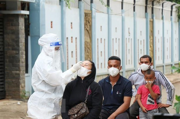 Vietnam reports 3,985 COVID-19 cases, 5,202 recoveries on October 22 ảnh 1