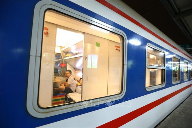 Transport Ministry proposes easing conditions for air, railway passengers ảnh 2