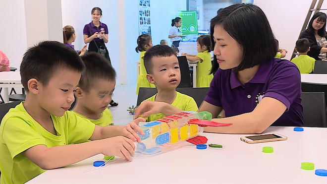 Architect students turn plastic bottles into toys ảnh 7