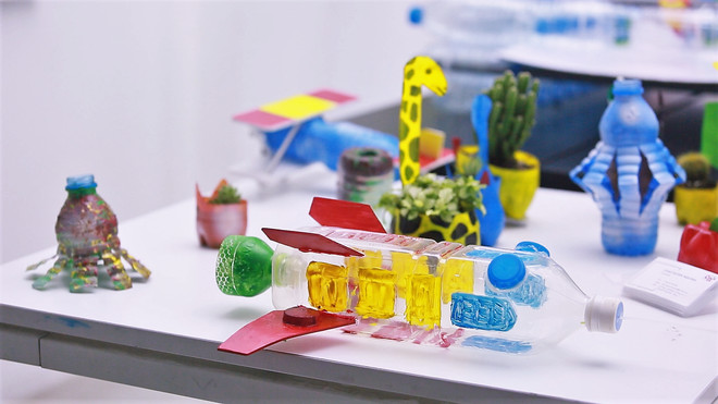 Architect students turn plastic bottles into toys ảnh 1