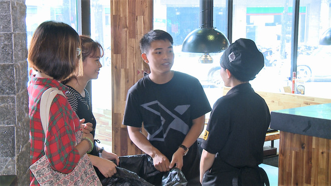 Architect students turn plastic bottles into toys ảnh 4