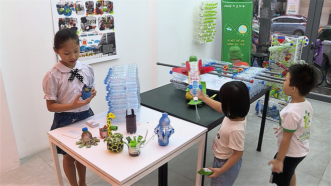 Architect students turn plastic bottles into toys ảnh 6