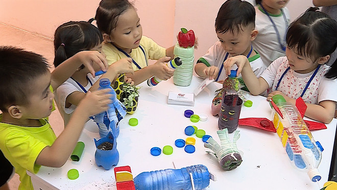Architect students turn plastic bottles into toys ảnh 5