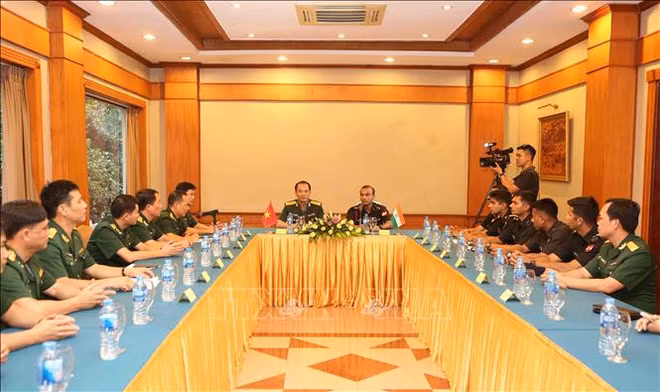 Young Vietnamese, Indian soldiers engage in exchanges ảnh 1