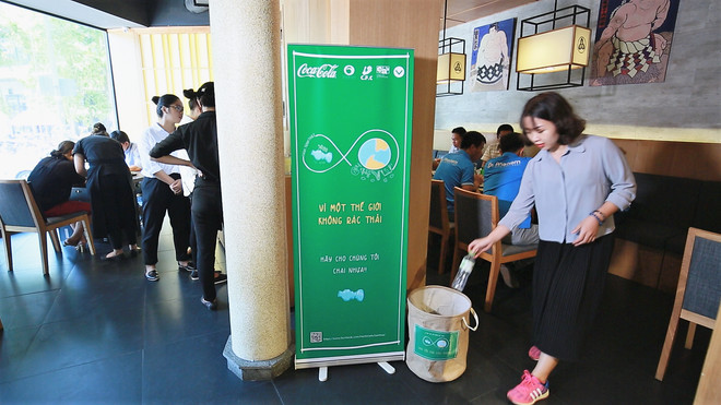 Architect students turn plastic bottles into toys ảnh 2