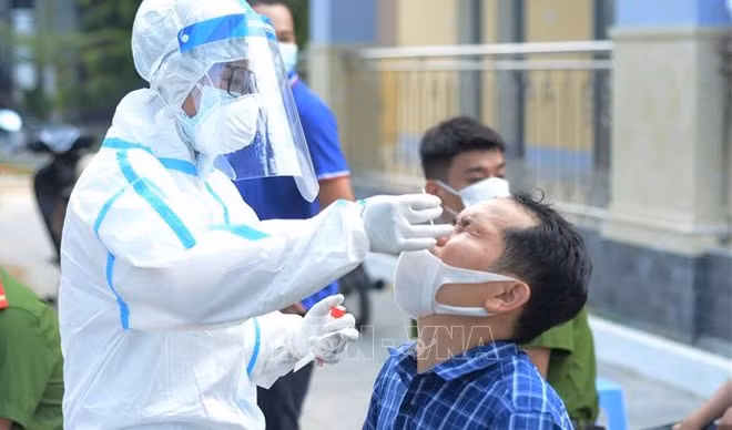 HCM City sees positive signals after tightening COVID-19 control measures ảnh 1