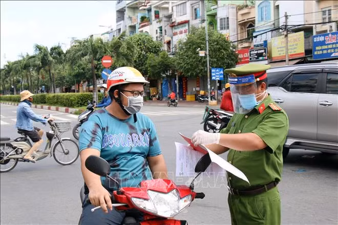 HCM City sees positive signals after tightening COVID-19 control measures ảnh 2