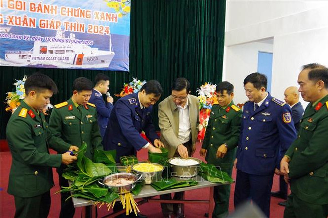 Activities bring early Tet atmosphere to Bach Long Vi island ảnh 1