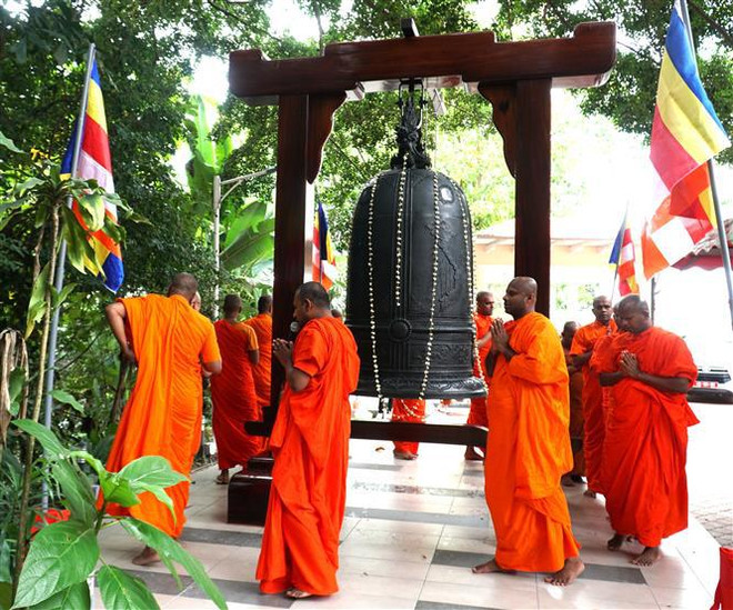 Vietnam – Malaysia Business Association donates bronze bell pagoda in Malaysia ảnh 1