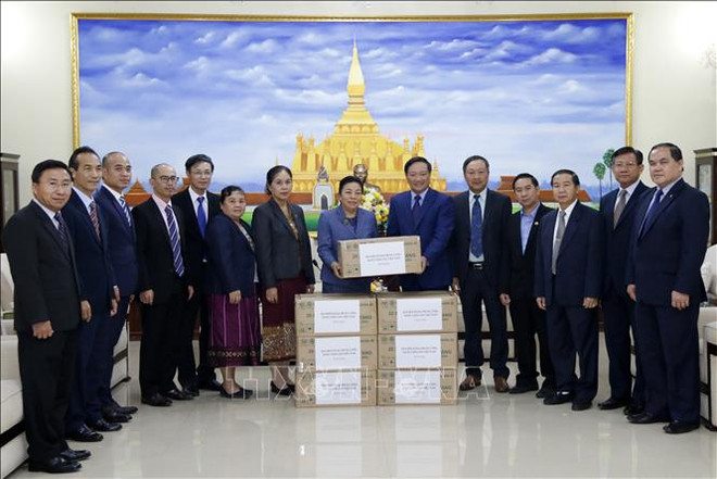 Vietnam presents face masks to Laos ảnh 1 Vietnam presents face masks to Laos ảnh 1