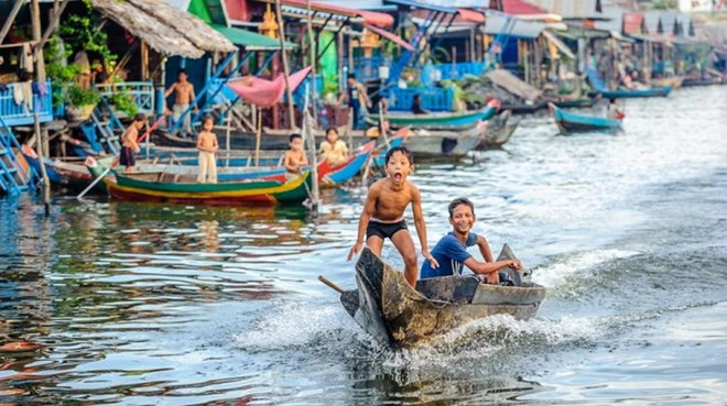 Floating school for Vietnamese students opens in Cambodia ảnh 1